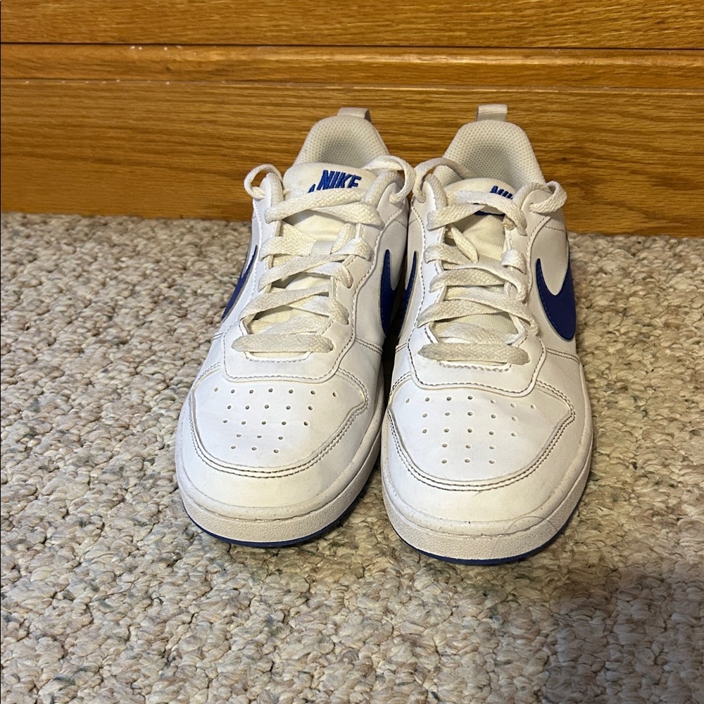 Nike low top sneakers - big boys size 5